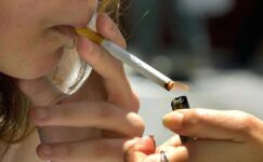 AB’nin sigarayı bırakma eğilimine rağmen Yunanlılar hâlâ sigara içmeye hevesli