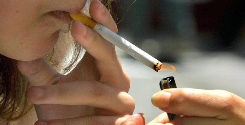AB’nin sigarayı bırakma eğilimine rağmen Yunanlılar hâlâ sigara içmeye hevesli