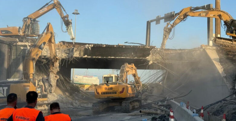 Atina-Korint yolundaki kamyon yangını sonucu hasar gören köprü yıkılıyor