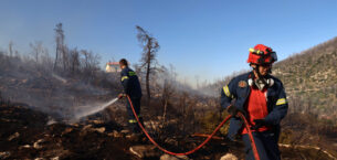 Atina yakınlarındaki ormanlık alanda orman yangını sürüyor