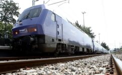 Tren devrilen ağaçlara çarptı; yaralanan olmadı