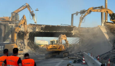 Atina-Korint yolundaki kamyon yangını sonucu hasar gören köprü yıkılıyor