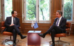 Mitsotakis Atina’da Christodoulides ile görüştü