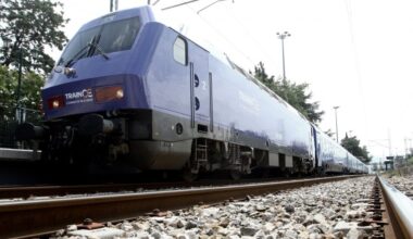 Tren devrilen ağaçlara çarptı; yaralanan olmadı